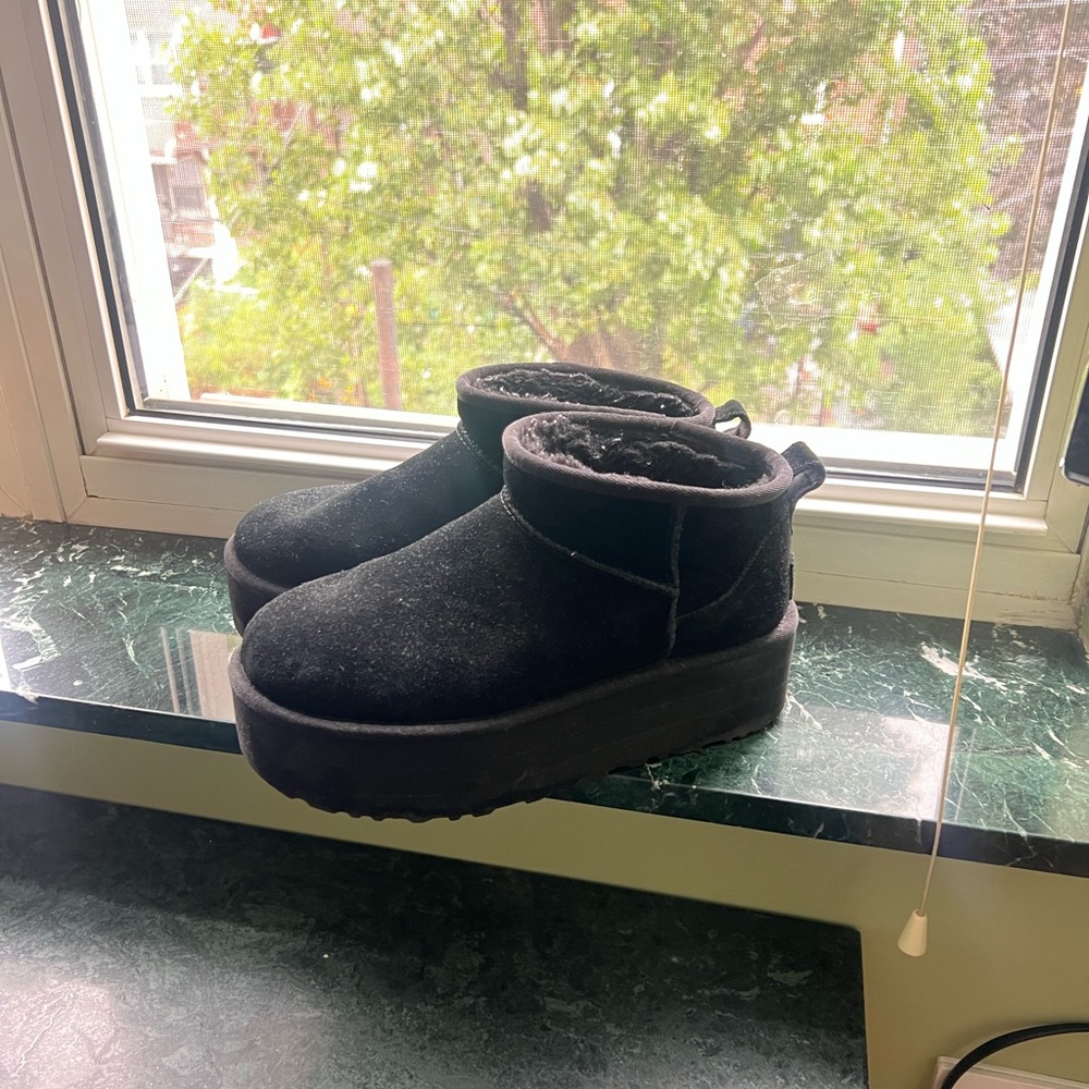 UGG platform mini Black Boots